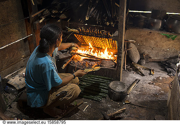 Mentawai-Frau backt Sago-Blätter zum Essen