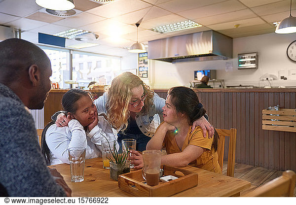 Mentorin und junge Frauen mit Down-Syndrom im Gespräch n Cafe