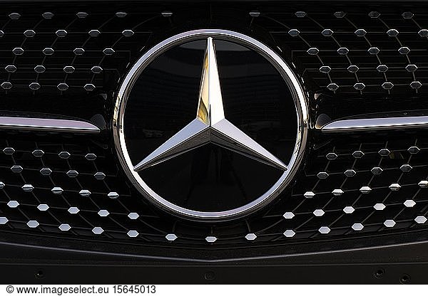 Mercedes Benz-Logo  Mercedes-Stern auf Kühlergrill eines Pkw  Deutschland  Europa