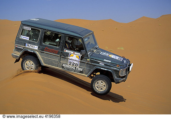 Mercedes G Gelaendewagen springt ueber Sandduene Marokko