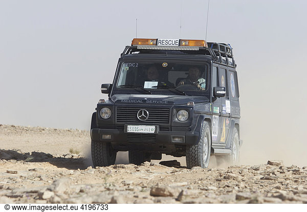 Mercedes Gelaendewagen auf einer Rallye in der Wueste von Lybien