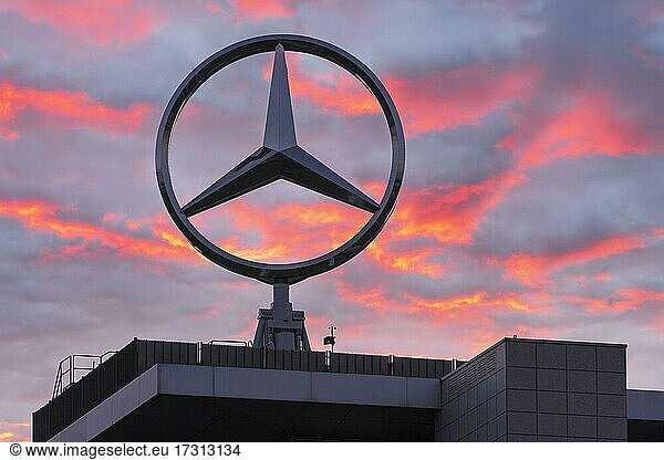Mercedes-Stern  Abendrot  Daimler  Mercedes-Benz  Konzernzentrale  Stuttgart-Untertürkheim  Baden-Württemberg  Deutschland  Europa