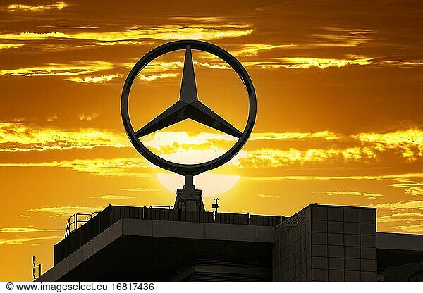 Mercedes-Stern auf Mercedes Benz Gebäude in Stuttgart-Untertürkheim  Baden-Württemberg  Deutschland  Europa