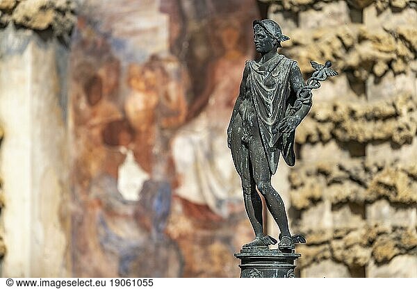 Merkur Statue vor der Grottengalerie Galería del Grutesco  Gartenanlagen des Königspalast Alcázar  Sevilla Andalusien  Spanien  Europa