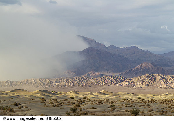 Mesquite Flat Sand Dunes  Sandd¸nen  Sandsturm ¸ber den Grapevine Mountains hinten  Death Valley  Death-Valley-Nationalpark  Kalifornien  USA
