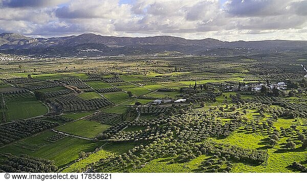 Messara-Ebene  Nachmittagslicht  Wolken  Berge  Olivenhaine  Minoischer Palast von Festos  Messara-Ebene  Zentralkreta  Insel Kreta  Griechenland  Europa