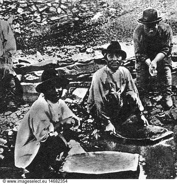 metal  gold  gold seekers panning gold  Siberia  19th century  19th century  Russia  half length  sitting  sit  hat  hats  hold  holding  hold (miner's) batea  bowl classifier  gold pan  gold pans  gold washing pan  gold washing pans  gold seeker  gold prospector  gold seekers  gold prospectors  gold-diggers  golddiggers  golddigger  gold digger  gold diggers  gold-seeking  gold prospecting  quest for gold  search for gold  gold mining  washing  wash  gold fever  gold rush  precious metal  precious metals  metal  metals  historic  historical  man  men  male  people