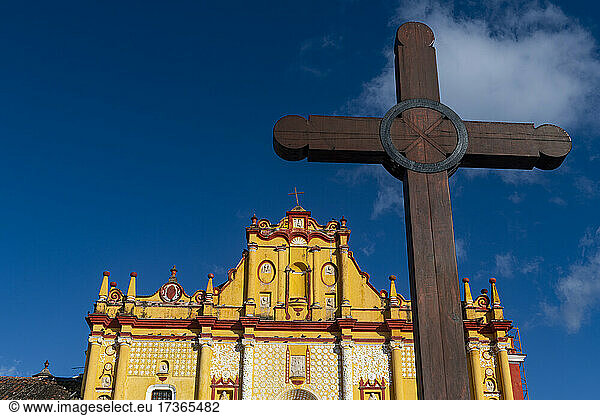 Mexico  Chiapas  San Cristobal de las Casas  Christian cross in front of Catedral de San Cristobal de las Casas