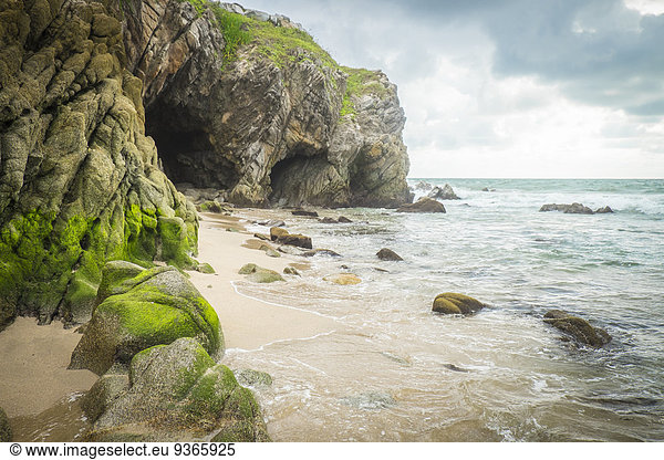 Mexiko  Nayarit  Sayulita  Pazifikküste  Strand mit Höhle