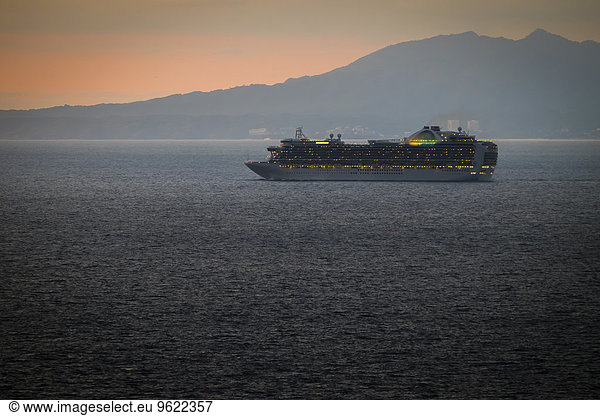 Mexiko  Puerto Vallarta  beleuchtetes Kreuzfahrtschiff von twilight
