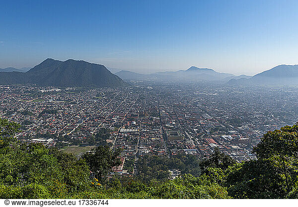 Mexiko  Veracruz  Orizaba  Blick vom Cerro del Borrego auf die Stadt darunter