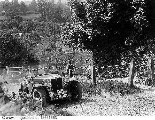 MG Magnette von 1934  der an einer Testfahrt des West Hants Light Car Club teilnimmt  Ibberton Hill  Dorset  1930er Jahre. Künstler: Bill Brunell.