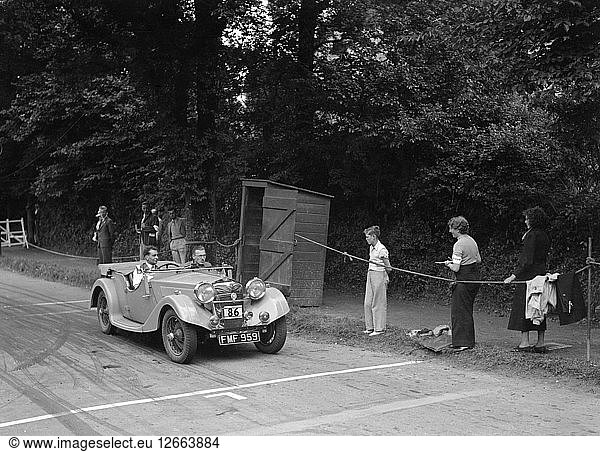 MG Shoreys Riley Lynx  Gewinner eines Bronzepreises bei der MCC Torquay Rallye  Juli 1937. Künstler: Bill Brunell.