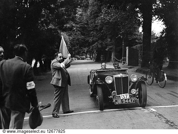MG TA von RA MacDermid  Gewinner einer Bronze-Auszeichnung bei der MCC Torquay Rallye  Juli 1937. Künstler: Bill Brunell.