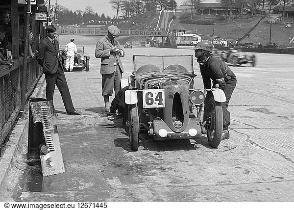 MG Typ C von FM Montgomery und R. Hebeler beim JCC Double Twelve Rennen  Brooklands  8./9. Mai 1931. Künstler: Bill Brunell.