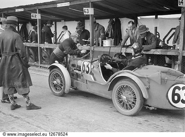 MG Typ C von TVG Selby und G Hendy in den Boxen beim JCC Double Twelve Rennen  Brooklands  Mai 1931. Künstler: Bill Brunell.