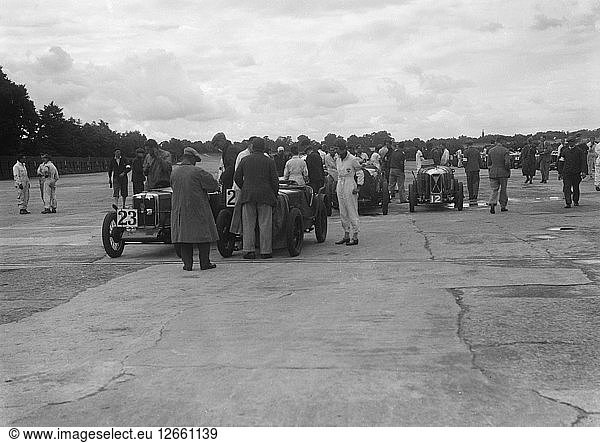 MG und Austin 7 beim LCC-Staffel-GP  Brooklands  25. Juli 1931. Künstler: Bill Brunell.