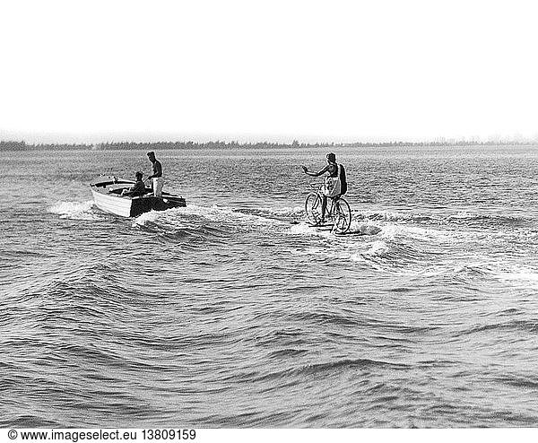 Miami Beach  Florida: ca. 1932 Aquaplane-Star George Dailey fährt mit einem Wasserfahrrad zum Film.