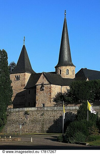 Michaelskirche in Fulda wurde im vorromanischen karolingischen Baustil im Auftrag von Abt Eigil in den Jahren 820 bis 822 erbaut. Sie gilt als der älteste Nachbau der Grabeskirche in Deutschland und zählt zu den bedeutendsten mittelalterlichen Sakralbauten Deutschlands  Fulda  Hessen  Deutschland  Europa