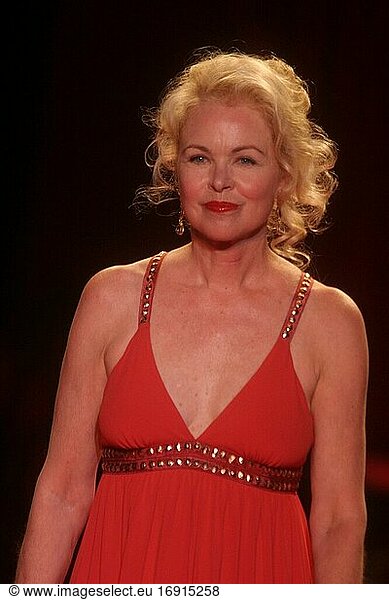 MICHELLE PHILLIPS 2006.THE HEART TRUTH' RED DRESS COLLECTION FASHION SHOW AT BRYANT PARK.Photo By John Barrett/PHOTOlink.net..