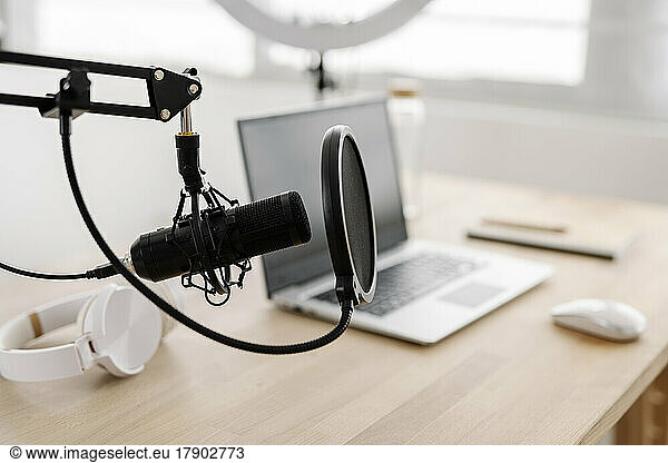 Microphone with pop filter at home office