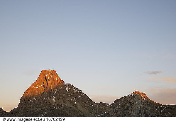Midi-Dossau-Gipfel und Peyreget-Gipfel bei Sonnenuntergang im Ossau-Tal  Pyrenäen