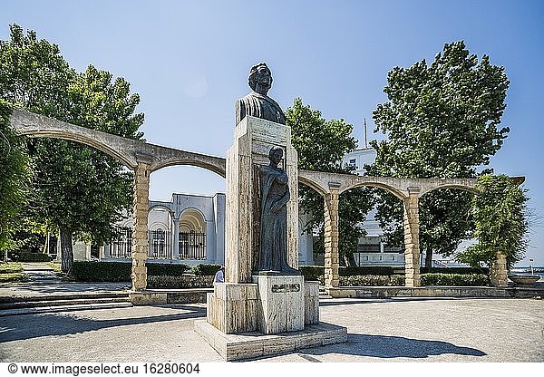 Mihai Eminescu Statuengruppe  Denkmal für Mihai Eminescu. Constan?a  Rumänien  Europa.