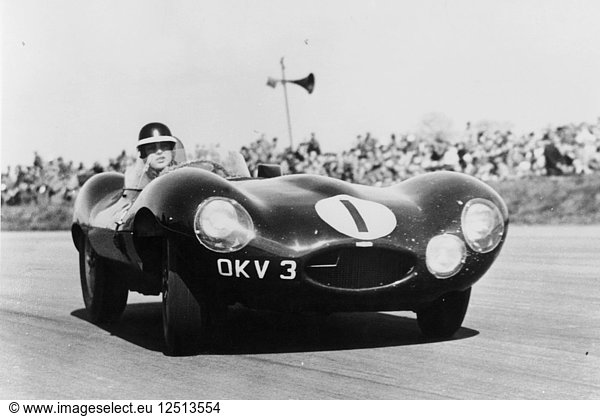 Mike Hawthorn am Steuer eines Jaguar Typ D  ca. 1955 bis 1956. Künstler: Unbekannt