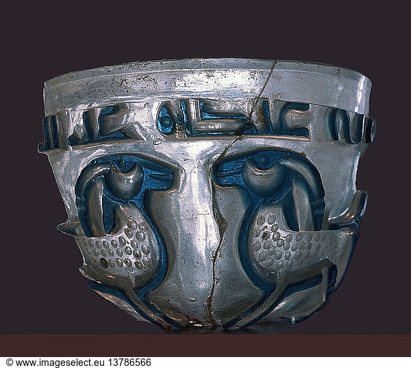 Milchig-weiße Glasschale  blau dekoriert mit einem Relief  das aus einem Fries von wilden Ziegen besteht. Die kufische Inschrift ist ein Votiv. Ägypten. Islamisch. 6. 10. Jahrhundert  AD.