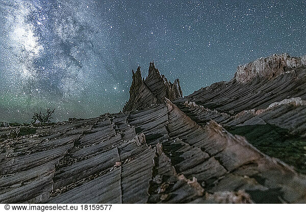 Milchstraße über einer filigranen Felsformation in Süd-Utah