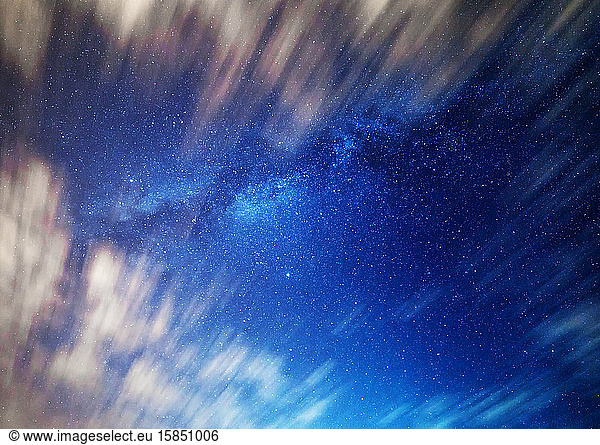 Milchstraße eingerahmt von bewegten Wolken