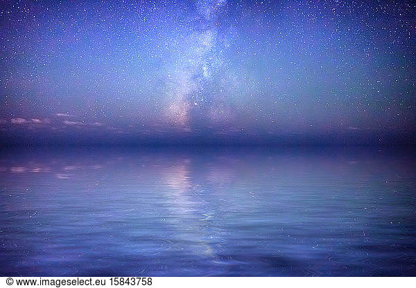 Milchstraße steigt über ruhige Ozeane