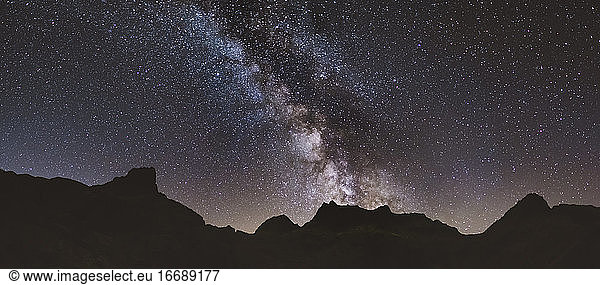Milchstraße und ihr Kern über den Bergen der Sierra de Gredos  Spanien