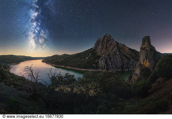 Milchstraße und Sterne über dem Fluss Tejo im Naturpark Monfrague