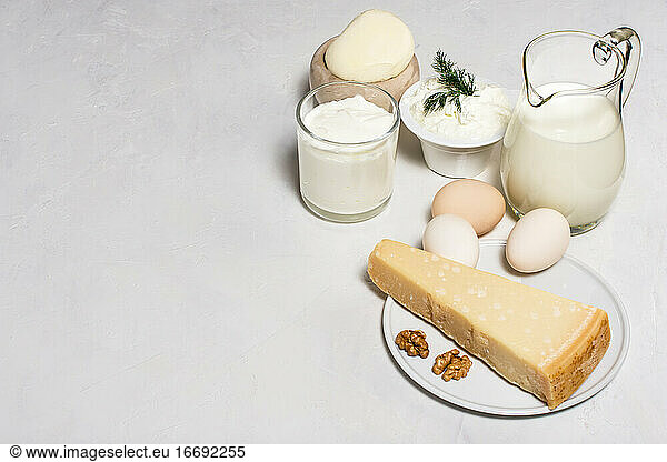 Milchwirtschaftlicher Hintergrund und Eier vom Bauernhof