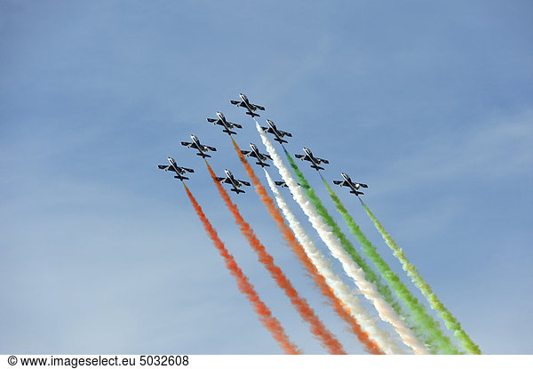Militärische Flugzeuge fliegen in-formation
