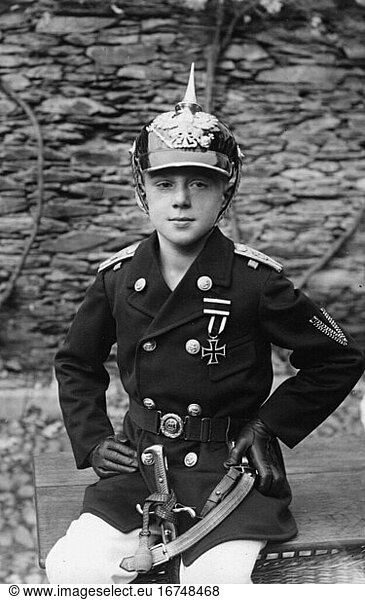 Military / Germany Child / Children’s Photography. Boy wearing a Prussian uniform with iron cross and piket helmet. Photo  date unknown (Germany c. 1915?).
From a series of photos of the same boy in different uniforms.
Berlin  Sammlung Archiv für Kunst und Geschichte.