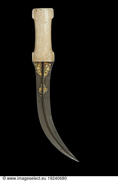 Military / weapons / dagger. – Persian curved dagger (jambiya) with scabbard. – Persia  1st half of the 18th century. Steel  gold and ivory. Length 39 cm  width 7 cm. Inv. No. 5809.
Florence  Museo Stibbert.