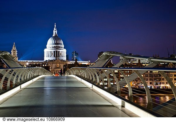 Millenniumsbrücke und Kathedrale bei Nacht