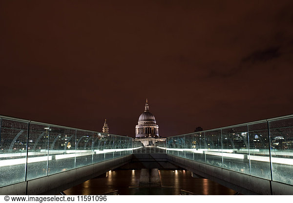 Millenniumsbrücke zur St. Paul's Cathedral  London  UK
