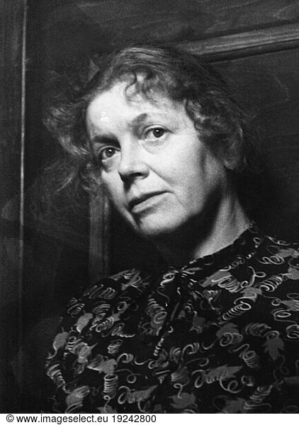 Miller  Arthur.
American playwright; 1915–2005.
Works: Death of a Salesman  1949.–
– Performed in Berlin at the Hebbel Theater on 31.5.1950.–
Director: Helmut Käutner; scenery:
Friedrich Prätorius: Character portrait of Johanna Hofer.
Photo  1950 (Abraham Pisarek).