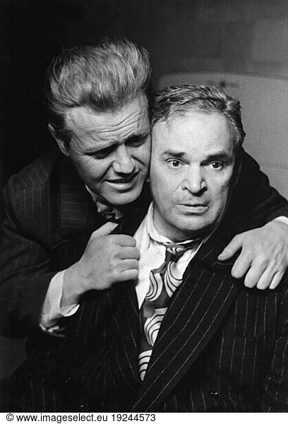 Miller  Arthur American playwright  1915–2005.
Works: Death of a Salesman  1949.–
– Performed in Berlin at the Hebbel Theater on 31.5.1950.–
Director: Helmut Käutner; scenery:
Friedrich Prätorius: Scene with Fritz Kortner and Fritz Tillmann. Photo  1950  Abraham Pisarek.