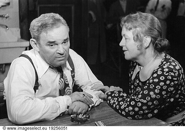 Miller  Arthur American playwright  1915–2005.
Works: Death of a Salesman  1949.–
– Performed in Berlin at the Hebbel –
Theater on 31.5.1950.
Director: Helmut Käutner; scenery Friedrich Prätorius: Scene with Fritz Kortner and Johanna Hofer. Photo  1950  Abraham Pisarek.