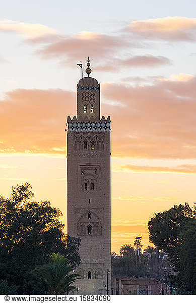 Minarett der Koutoubia-Moschee aus dem 12. Jahrhundert bei Sonnenuntergang  Marrakesch  Marokko