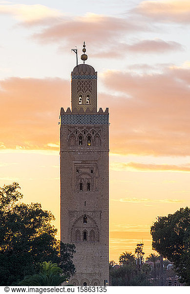 Minarett der Koutoubia-Moschee aus dem 12. Jahrhundert bei Sonnenuntergang  Marrakesch  Marokko