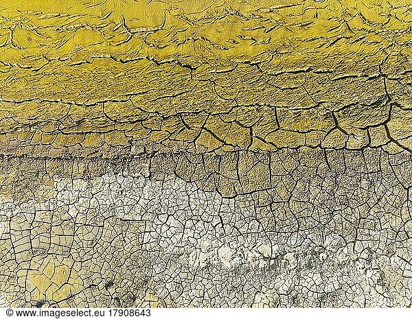 Mineralienreiche rissige Erde am Ufer des Rio Tinto (Roter Fluss)  Luftaufnahme  Drohnenaufnahme  Provinz Huelva  Andalusien  Spanien  Europa