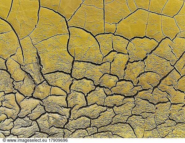 Mineralienreiche rissige Erde am Ufer des Rio Tinto (Roter Fluss)  Luftaufnahme  Drohnenaufnahme  Provinz Huelva  Andalusien  Spanien  Europa