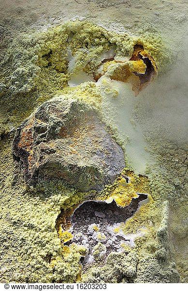 Mineralische Ablagerungen am geothermischen Schlot