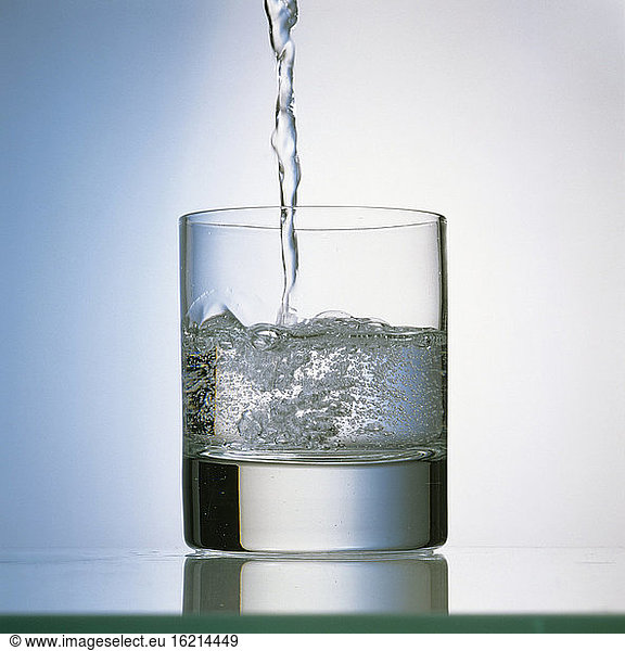 Mineralwasser im Glas gegossen