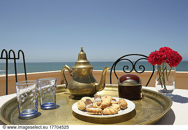 Minztee und Kekse in der Kasbah Tabelkoukt; Marokko
